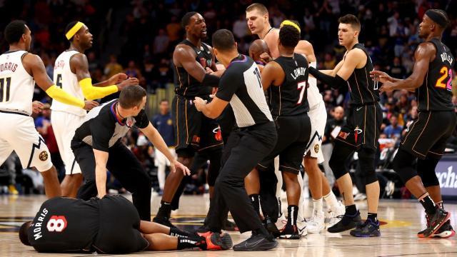 1636442422443001899.jpg dm_211108_nba_jokic_morris_ejection14.jpg