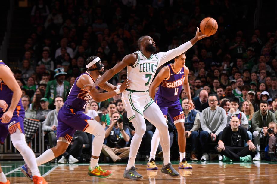 leyu乐鱼体育-布朗41+7布克空砍40+6 凯尔特人主场力克太阳